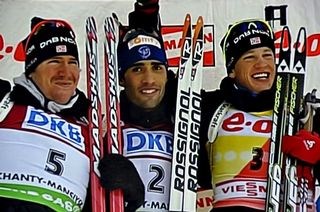 VM bronse på jaktstarten til Tarjei Bø (t.h). Her saman med sølvvinnar Emil hegle Svendsen og gullvinnar Martin Fourcade. Foto: NRK